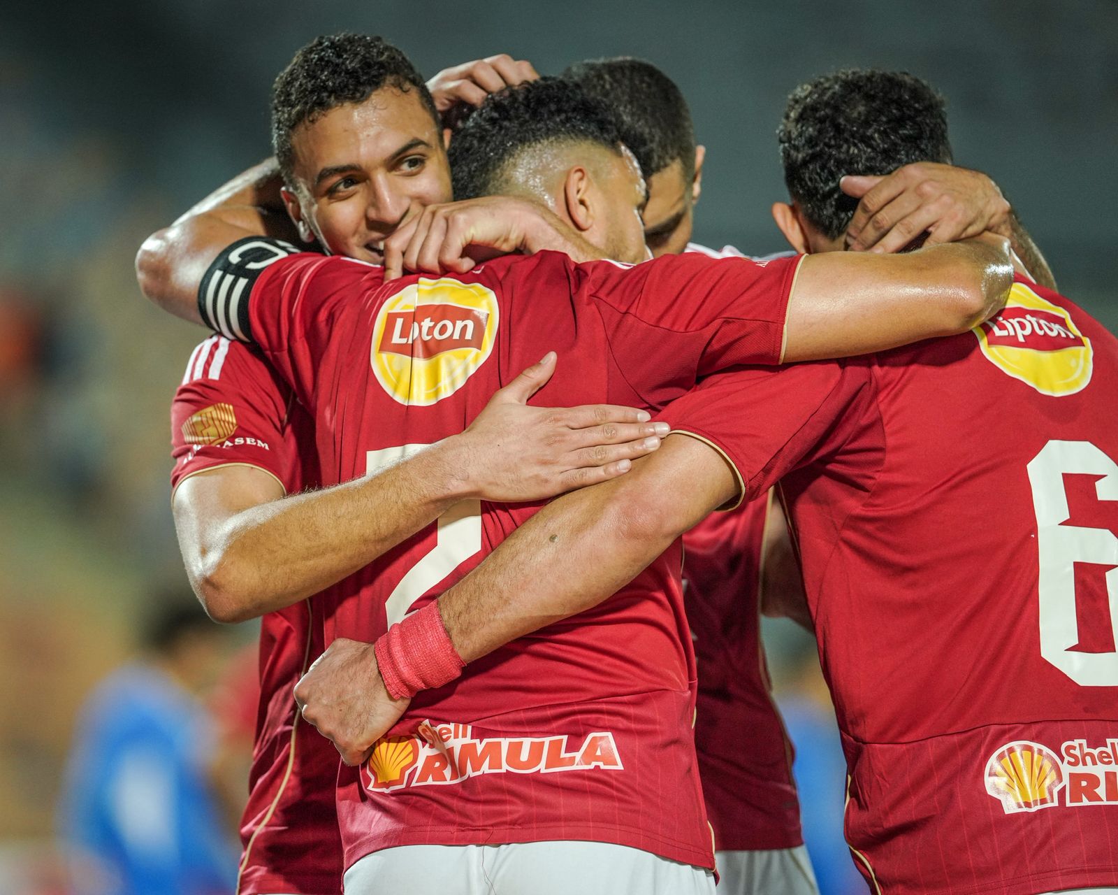 الأهلي يفوز على سموحة بهدفين مقابل هدف