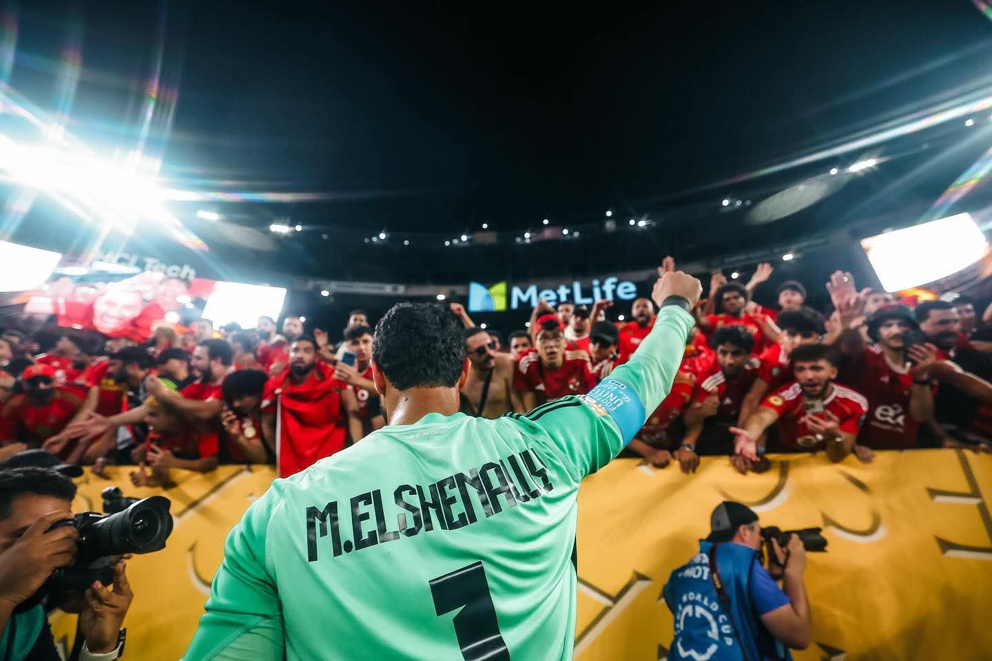 جمهور الأهلي يزين ملعب المباراة